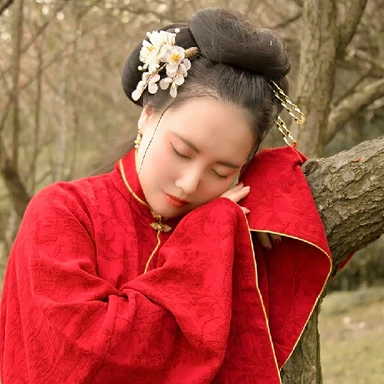 紅衣持團(tuán)扇女生頭像，唯美古風(fēng)真人頭像