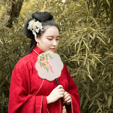 紅衣持團(tuán)扇女生頭像，唯美古風(fēng)真人頭像
