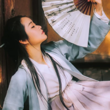 離別傷感帶折扇女生頭像，唯美古風(fēng)真人頭像