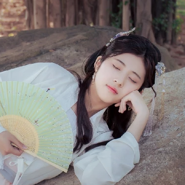 青春白衣帶折扇女生頭像，唯美古風(fēng)真人頭像