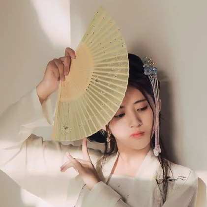 青春白衣帶折扇女生頭像，唯美古風(fēng)真人頭像