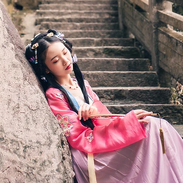 殷紅帶團(tuán)扇女生頭像，唯美古風(fēng)真人頭像