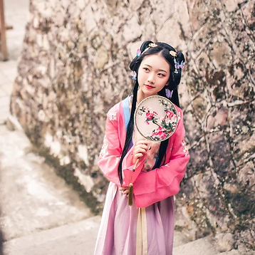 殷紅帶團(tuán)扇女生頭像，唯美古風(fēng)真人頭像