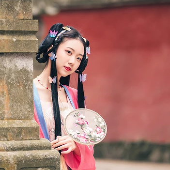 殷紅帶團(tuán)扇女生頭像，唯美古風(fēng)真人頭像