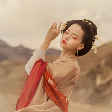 落霞黃昏帶傘女生頭像，唯美古風真人頭像