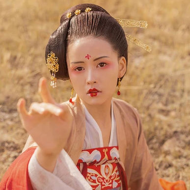 落霞黃昏帶傘女生頭像，唯美古風真人頭像