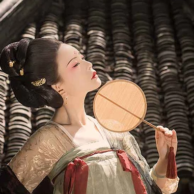 古典紅妝帶團(tuán)扇女生頭像，唯美古風(fēng)真人頭像