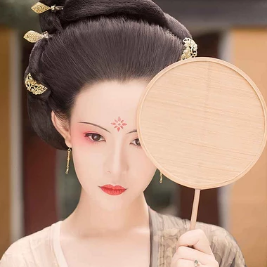 古典紅妝帶團(tuán)扇女生頭像，唯美古風(fēng)真人頭像