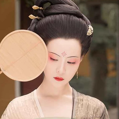 古典紅妝帶團(tuán)扇女生頭像，唯美古風(fēng)真人頭像