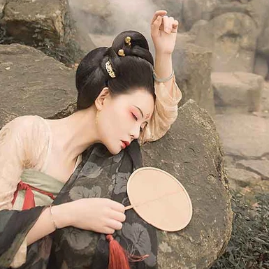 古典紅妝帶團(tuán)扇女生頭像，唯美古風(fēng)真人頭像