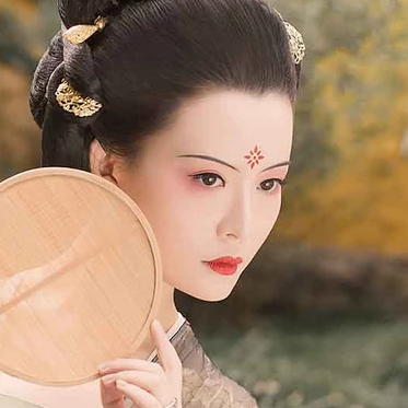 古典紅妝帶團(tuán)扇女生頭像，唯美古風(fēng)真人頭像