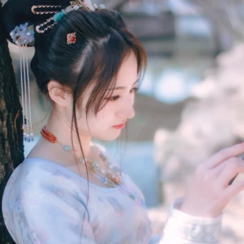 淡雅清新帶團(tuán)扇女生頭像，唯美古風(fēng)真人頭像
