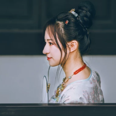 淡雅清新帶團(tuán)扇女生頭像，唯美古風(fēng)真人頭像