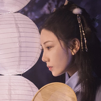 燈下執(zhí)扇女生頭像，唯美古風(fēng)真人頭像