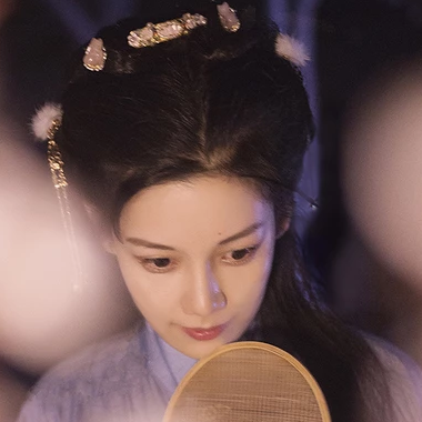 燈下執(zhí)扇女生頭像，唯美古風(fēng)真人頭像