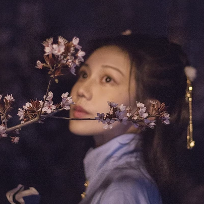 燈下執(zhí)扇女生頭像，唯美古風(fēng)真人頭像