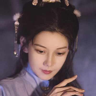 燈下執(zhí)扇女生頭像，唯美古風(fēng)真人頭像