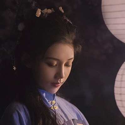 燈下執(zhí)扇女生頭像，唯美古風(fēng)真人頭像