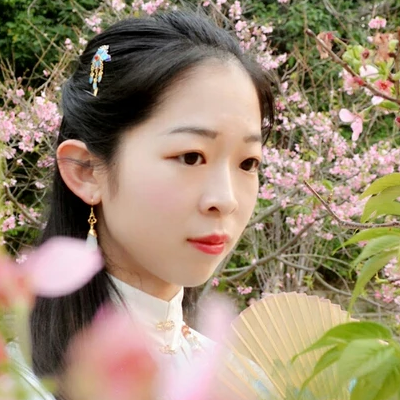 花開帶折扇女生頭像，唯美古風(fēng)真人頭像