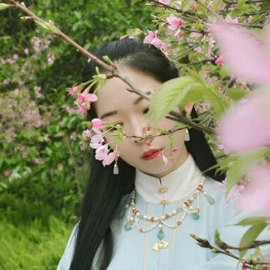 花開帶折扇女生頭像，唯美古風(fēng)真人頭像