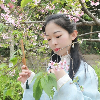花開帶折扇女生頭像，唯美古風(fēng)真人頭像