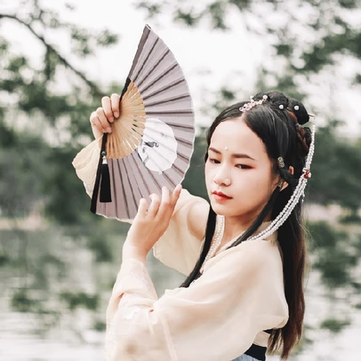 柳絮飄揚(yáng)帶折扇女生頭像，唯美古風(fēng)真人頭像