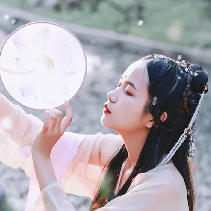 柳絮飄揚(yáng)帶折扇女生頭像，唯美古風(fēng)真人頭像