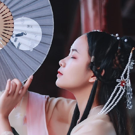 柳絮飄揚(yáng)帶折扇女生頭像，唯美古風(fēng)真人頭像