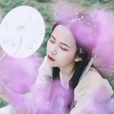 柳絮飄揚(yáng)帶折扇女生頭像，唯美古風(fēng)真人頭像