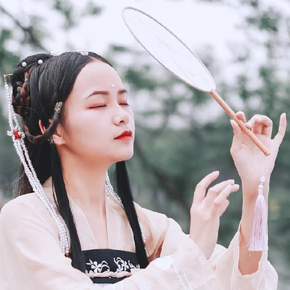 柳絮飄揚(yáng)帶折扇女生頭像，唯美古風(fēng)真人頭像