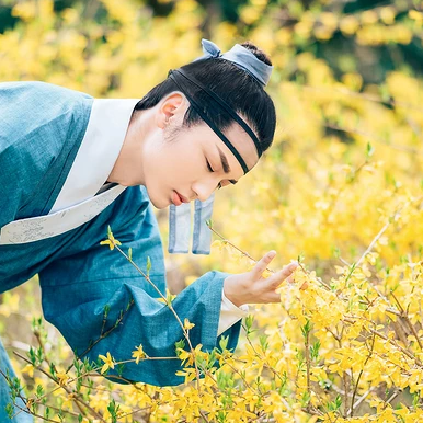 書生賞花游玩男生頭像，唯美古風(fēng)真人頭像