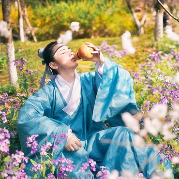書生賞花游玩男生頭像，唯美古風(fēng)真人頭像