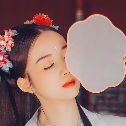 清新精致帶團(tuán)扇女生頭像，唯美古風(fēng)真人頭像