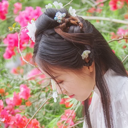 繁花盛開帶團(tuán)扇女生頭像，唯美古風(fēng)真人頭像