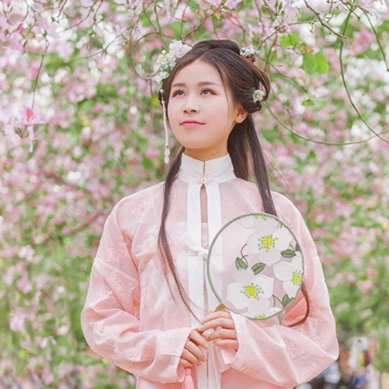 繁花盛開帶團(tuán)扇女生頭像，唯美古風(fēng)真人頭像