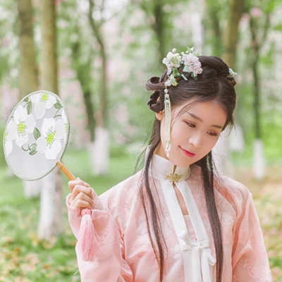 繁花盛開帶團(tuán)扇女生頭像，唯美古風(fēng)真人頭像