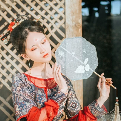 枯枝秋意帶團(tuán)扇女生頭像，唯美古風(fēng)真人頭像