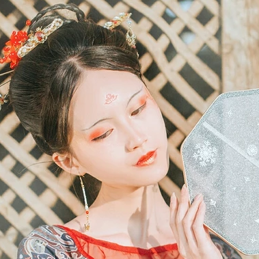 枯枝秋意帶團(tuán)扇女生頭像，唯美古風(fēng)真人頭像