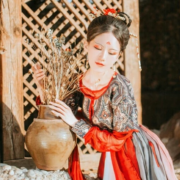 枯枝秋意帶團(tuán)扇女生頭像，唯美古風(fēng)真人頭像