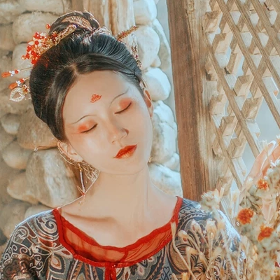 枯枝秋意帶團(tuán)扇女生頭像，唯美古風(fēng)真人頭像