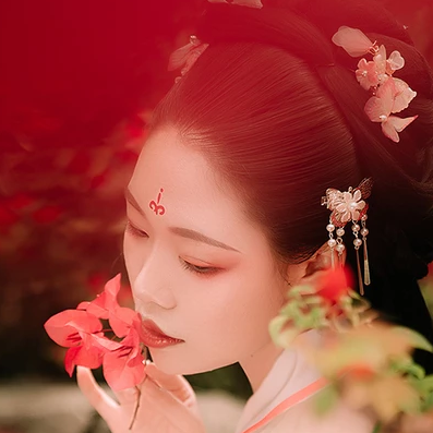 花間佳人帶傘女生頭像，唯美古風真人頭像