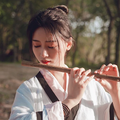 瀟灑霸氣帶兵器女生頭像，唯美古風(fēng)真人頭像