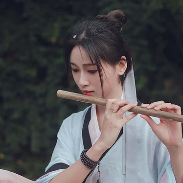 瀟灑霸氣帶兵器女生頭像，唯美古風(fēng)真人頭像