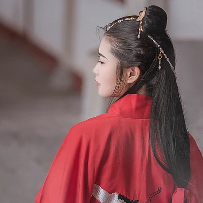 優(yōu)雅紅衣女生頭像，唯美古風真人頭像