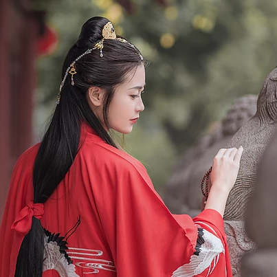 優(yōu)雅紅衣女生頭像，唯美古風真人頭像