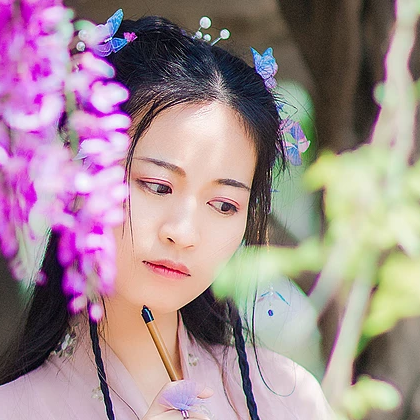 高貴氣質(zhì)紫藤女生頭像，唯美古風真人頭像