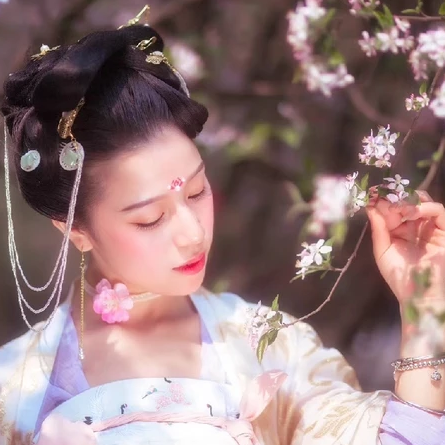繁花浪漫帶團(tuán)扇女生頭像，唯美古風(fēng)真人頭像