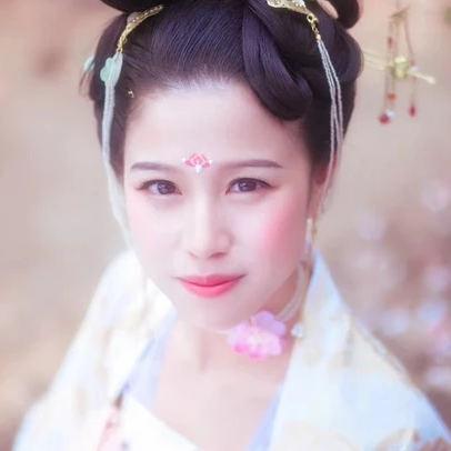 繁花浪漫帶團(tuán)扇女生頭像，唯美古風(fēng)真人頭像