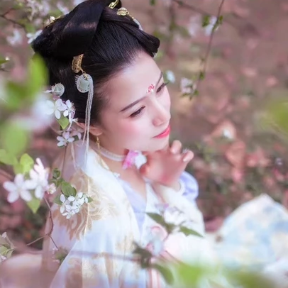 繁花浪漫帶團(tuán)扇女生頭像，唯美古風(fēng)真人頭像