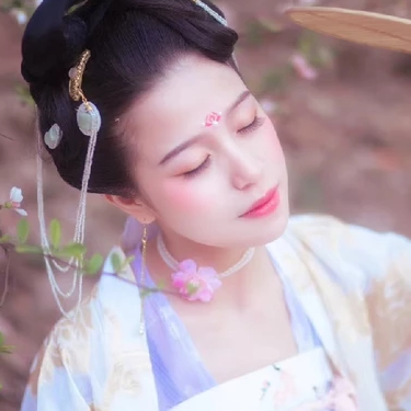 繁花浪漫帶團(tuán)扇女生頭像，唯美古風(fēng)真人頭像